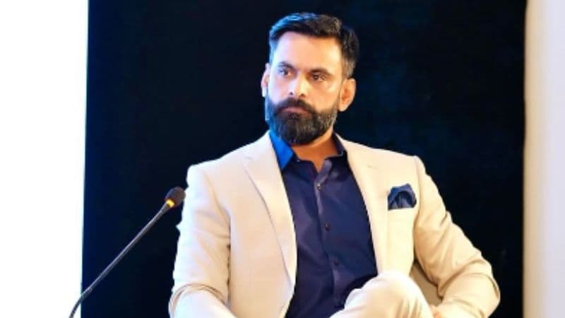 Pakistan Team Director Mohammad Hafeez Misses Flight to Sydney: Travel Hurdle in Cricket