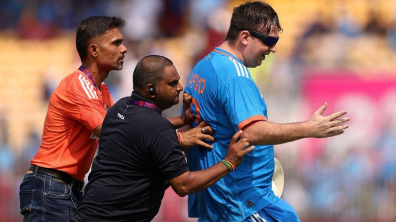 Famous Cricket Invader 'Jarvo' Breaks Security in India vs Australia