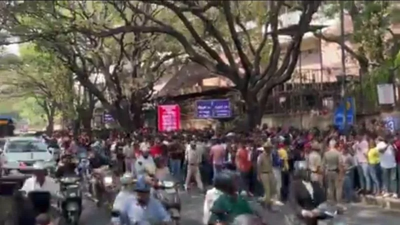 RCB's Unbox Event Draws Huge Crowd at Chinnaswamy Stadium