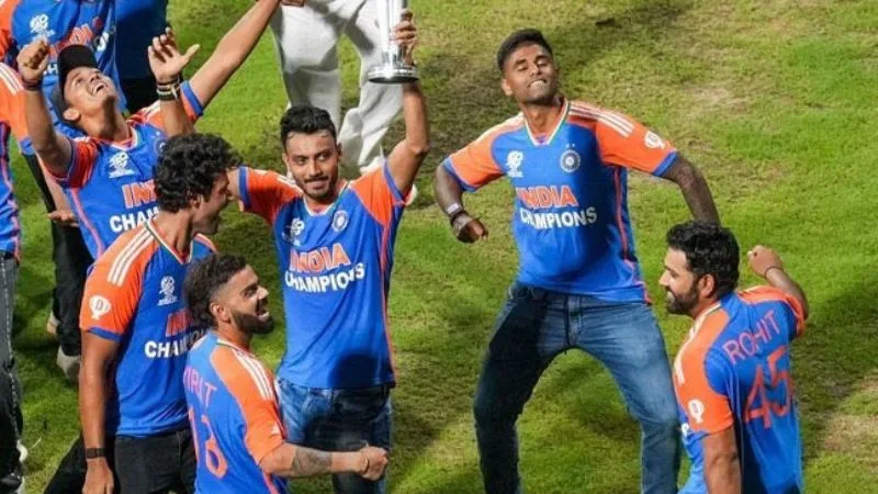 Rohit Sharma, Virat Kohli and team India dance to ‘Chak De India’