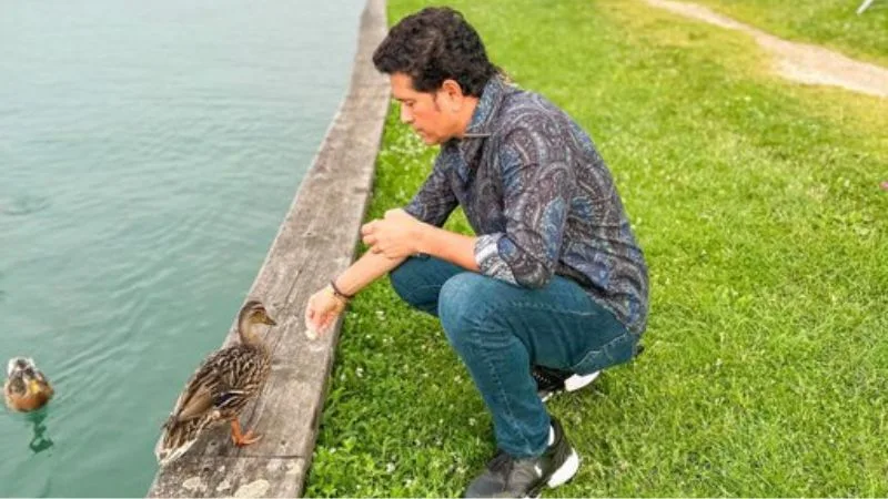 Sachin Tendulkar jokes about “ducks”, leaves fans in splits