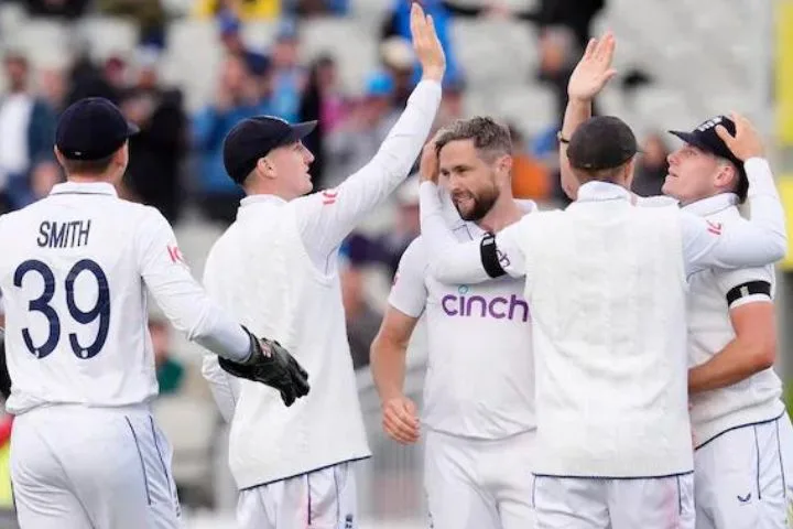 England Defeats Sri Lanka by Five Wickets in Manchester Test