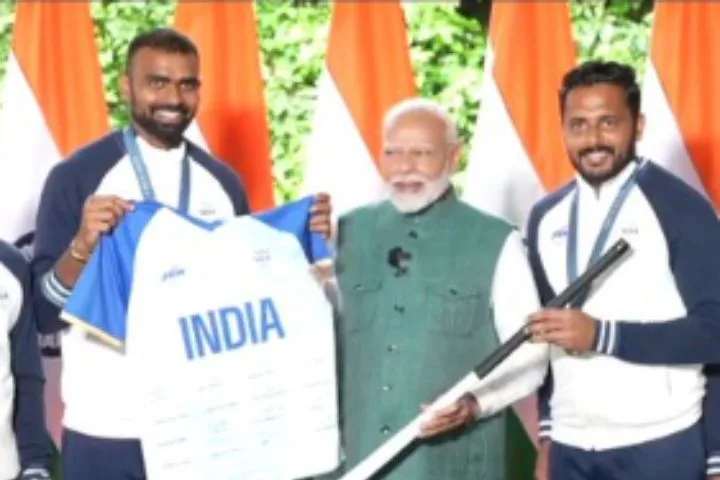 PM Modi Honors Olympians on Independence Day, Receives Signed Hockey Jersey