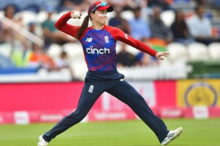 Mady Villiers moves north to strengthen Durham squad