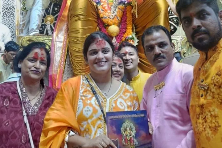 Suryakumar Yadav’s Family Visits Lalbaugcha Raja; Shares Photo