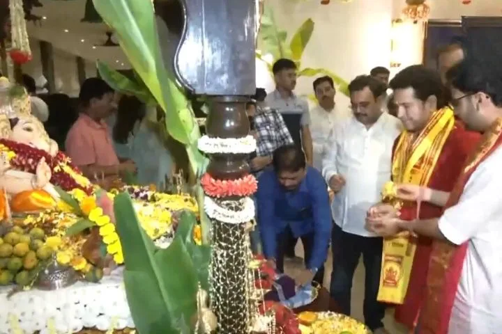 Tendulkar Joins Ganesh Puja at Eknath Shinde’s Residence