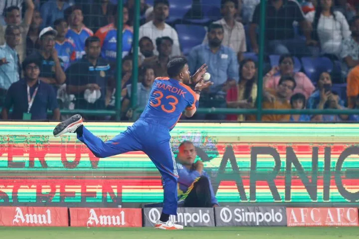 Hardik Pandya's Spectacular Catch Dismisses Rishad Hossain