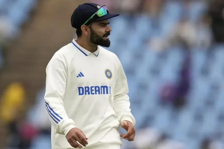 Fan Tries to Hug Virat Kohli at MCG After Intruding field.